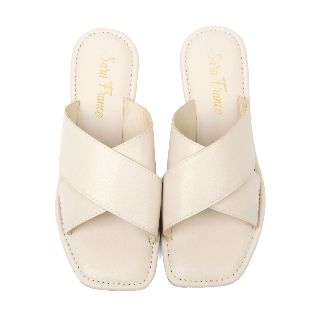 Estilo atemporal – Sandalia Octavia Marfil