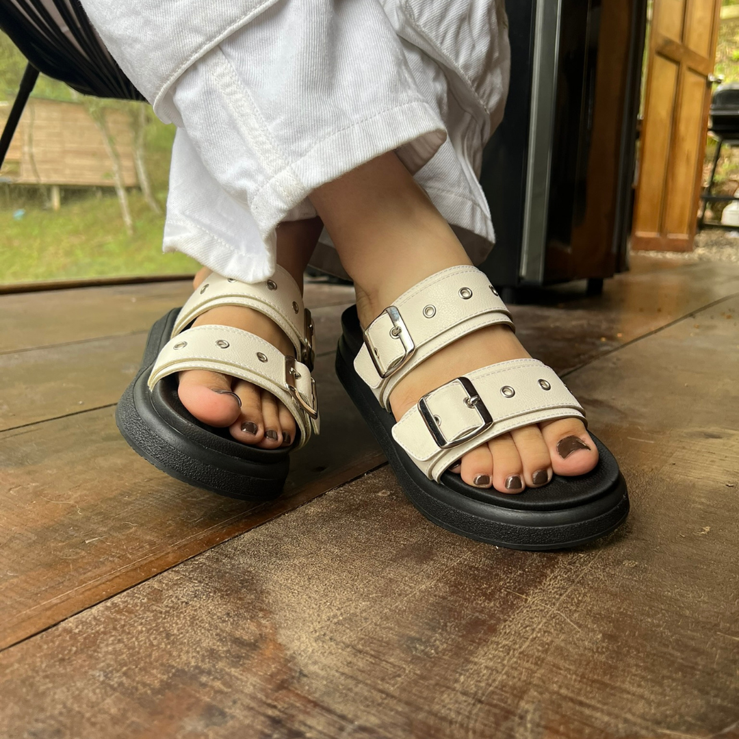 Diseño limpio y moderno – Sandalia Roma Crema