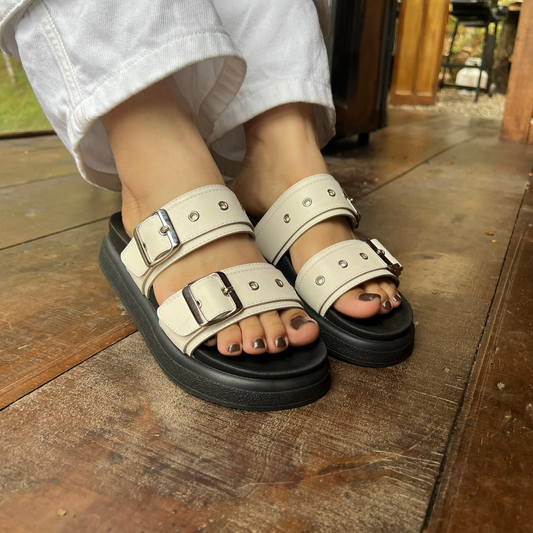 Diseño limpio y moderno – Sandalia Roma Crema