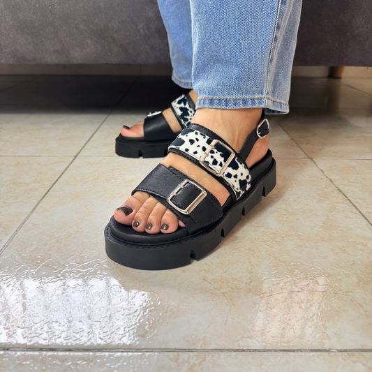 Estilo salvaje y seguro – Sandalia Mucca Negra