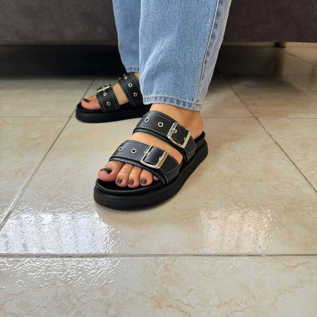 Diseño limpio y moderno – Sandalia Roma Negra