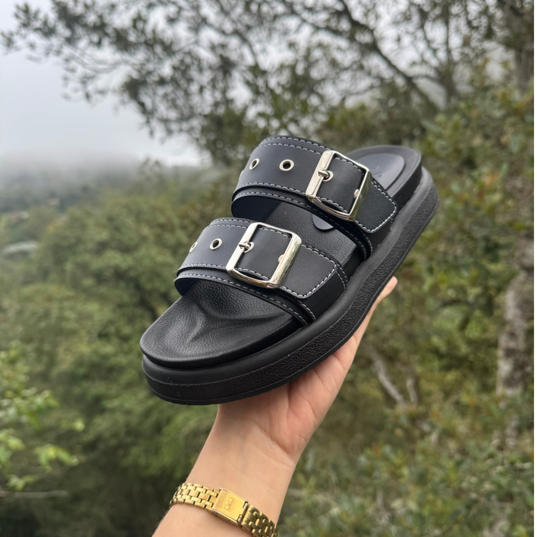 Diseño limpio y moderno – Sandalia Roma Negra