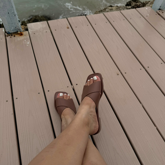 Estilo atemporal – Sandalia Octavia Chocolate