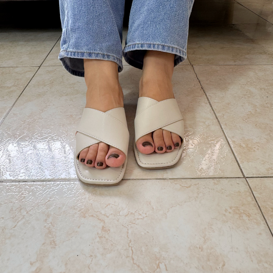 Estilo atemporal – Sandalia Octavia Marfil