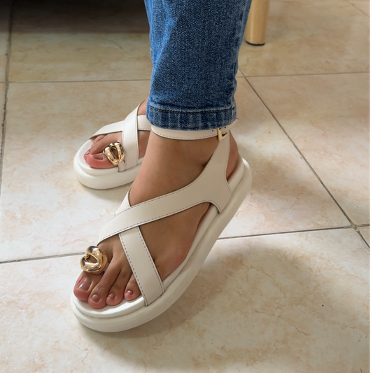 Elegancia Dorada – Sandalia Atenea Crema