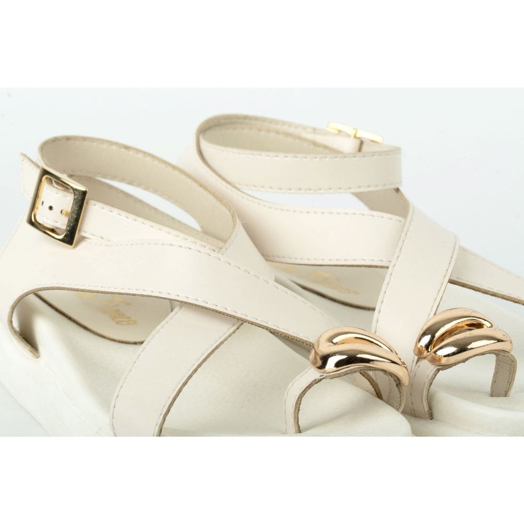 Elegancia Dorada – Sandalia Atenea Crema