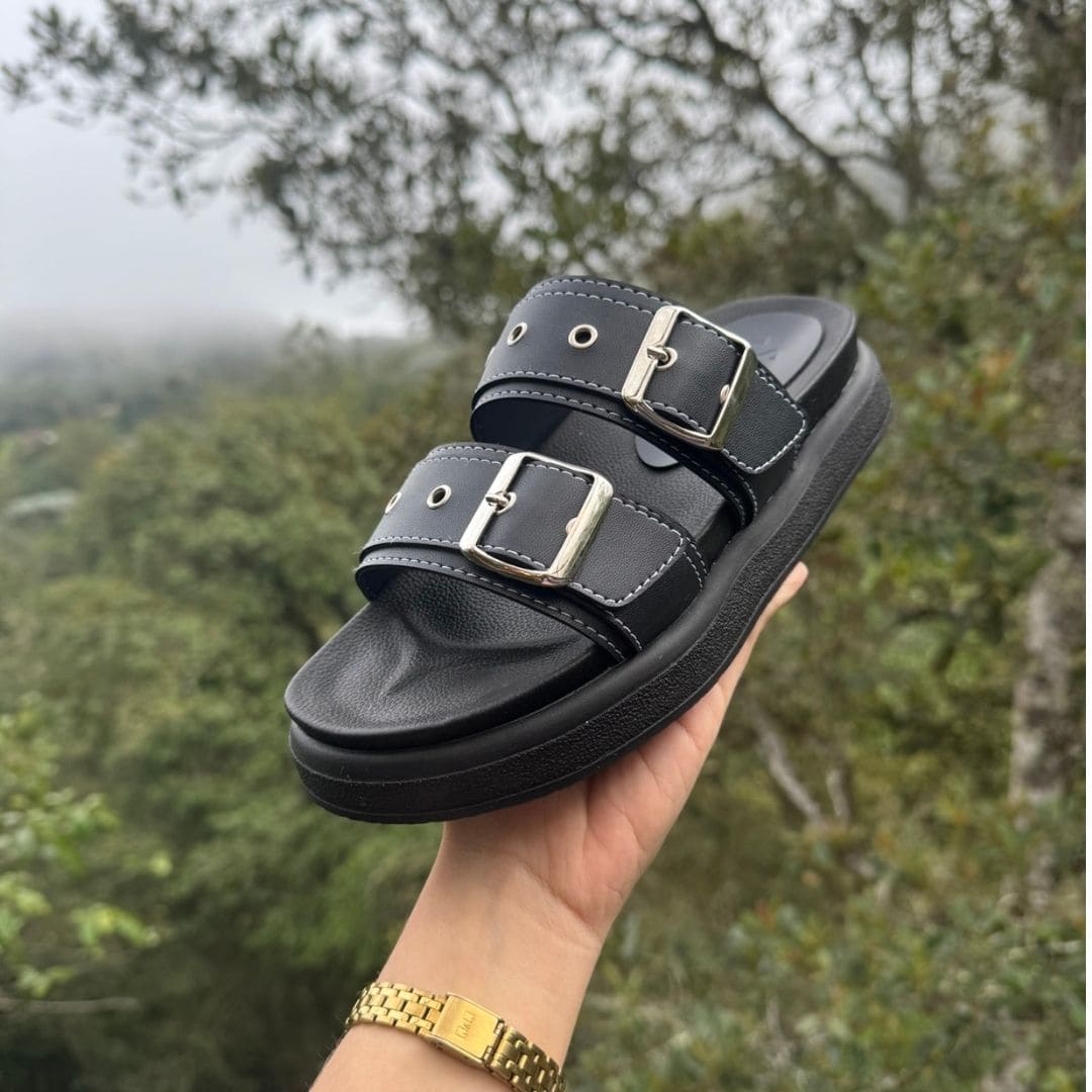 Diseño limpio y moderno – Sandalia Roma Negra