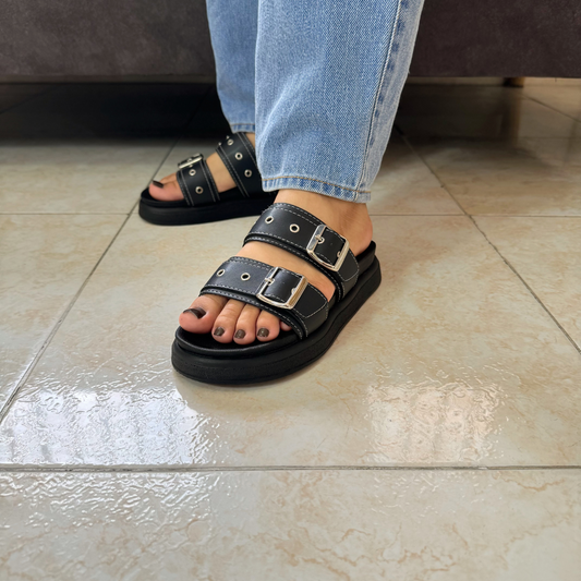 Diseño limpio y moderno – Sandalia Roma Negra