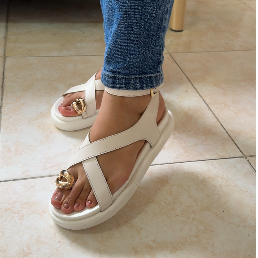 Elegancia Dorada – Sandalia Atenea Crema