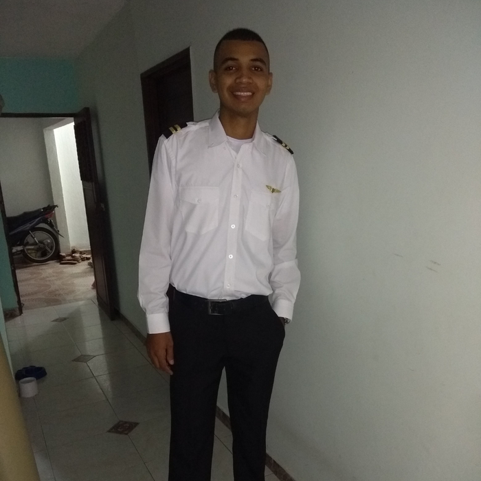 Brayan estudiando aviación
